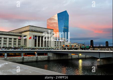 Philadelphia 30th Street Station von der Market Street Bridge über den Schuilkill River, Philadelphia, Commonwealth of Pennsylvania, Northeastern U Stockfoto