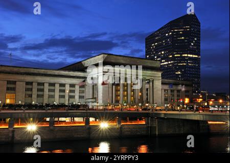 Philadelphia 30th Street Station von der Market Street Bridge über den Schuilkill River, Philadelphia, Commonwealth of Pennsylvania, Northeastern U Stockfoto