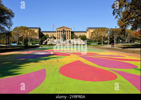 esplanade auf dem Benjamin Franklin Parkway mit dem Philadelphia Museum of Art im Hintergrund, Philadelphia, Commonwealth of Pennsylvania, Northeastern Stockfoto