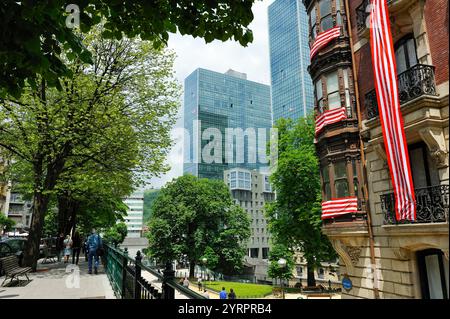 Mazarredo Zumarkalea Straße mit im Hintergrund die Isozaki Atea Twin Türme entworfen von der japanischen Architektin Arata Isozaki, Bilbao, Provinz BI Stockfoto