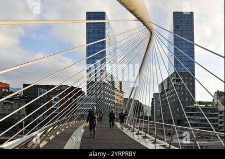 Die Zubizuri, eine Fußgängerbrücke über den Nervion, entworfen vom Architekten Santiago Calatrava, mit dem Zwilling Isozaki Atea im Hintergrund Stockfoto