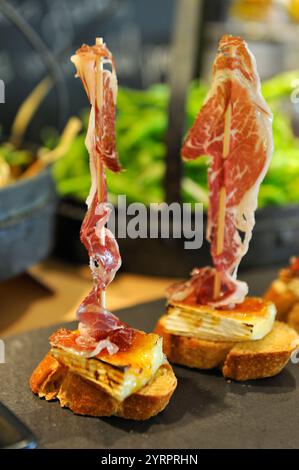 Pintxos werden in der Bokado Bar neben dem San Telmo Museum in San Sebastian, der Biskaya, der Provinz Gipuzkoa, dem Baskenland serviert. Spanien, Europa Stockfoto