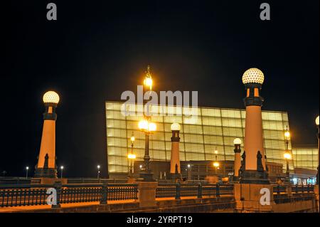 Zurriola (oder Kursaal) Brücke über die Mündung des Flusses Urumea, im Hintergrund das Kongresszentrum Kursaal und das Auditorium des spanischen Architekten R Stockfoto