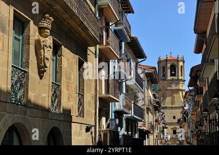 Kale Nagusia Straße mit Kirche San Salvador im Hintergrund, Getaria, Provinz Gipuzkoa, Baskenland, Spanien, Europa Stockfoto
