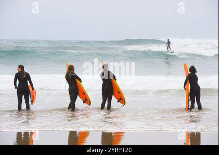 Surfkurs am Strand Zurriola, Bezirk Gros, San Sebastian, Bucht von Biskaya, Provinz Gipuzkoa, Baskenland, Spanien, Europa Stockfoto