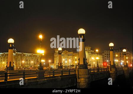 Zurriola (oder Kursaal) Brücke über die Mündung des Flusses Urumea, im Hintergrund das Victoria Eugenia Theater und das Maria Cristina Hotel, San SE Stockfoto