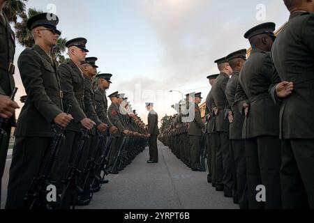 San Diego, Kalifornien, USA. Oktober 2024. Captain Nicholas Bright, ein Serienkommandant der India Company, 3. Rekrutierungs-Bataillon, inspiziert Marinesoldaten während einer Inspektion des Bataillons im Rekrutierungsdepot San Diego, Kalifornien, 23. Oktober 2024. Die Battalion Commanders Inspection untersucht neue Marines auf Wissen, Begierde und Liebe zum Detail als einer ihrer letzten Tests vor dem Abschluss. (Kreditbild: © U.S. Marines/ZUMA Press Wire) NUR REDAKTIONELLE VERWENDUNG! Nicht für kommerzielle ZWECKE! Stockfoto