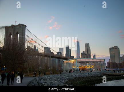 Ein Karussell in Brooklyn mit der Brooklyn Bridge im Hintergrund Stockfoto
