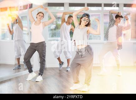 Hip-Hop-Tanz von einer Gruppe junger Tänzer im Tanzstudio Stockfoto