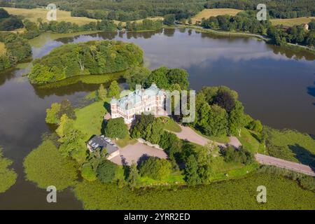 Haeckeberga Castle auf einer Insel in Haeckebergasjoen, Skane, Schweden Stockfoto