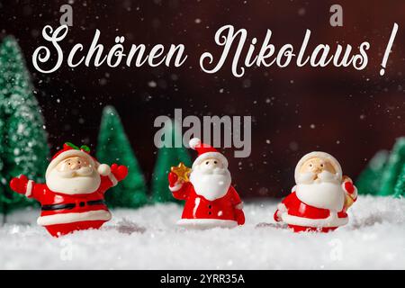 4. Dezember 2024: Schöne Weihnachtsmannsgrüße für den Nikolaustag-Schriftzug über den Nikolausfiguren im Schnee. FOTOMONTAGE *** schöner Nikolaus Gruß zum Nikolaustag Schriftzug über Nikolaus-Figuren im Schnee. FOTOMONTAGE Stockfoto