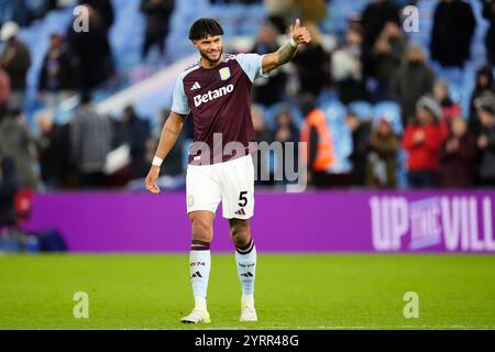 Tyrone Mings von Aston Villa applaudiert den Fans nach dem Spiel der Premier League im Villa Park, Birmingham. Bilddatum: Mittwoch, 4. Dezember 2024. Stockfoto