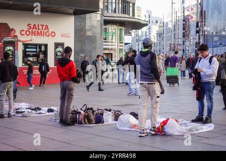 Illegale Straßenhändler, die gefälschte Waren in Madrid verkaufen Stockfoto