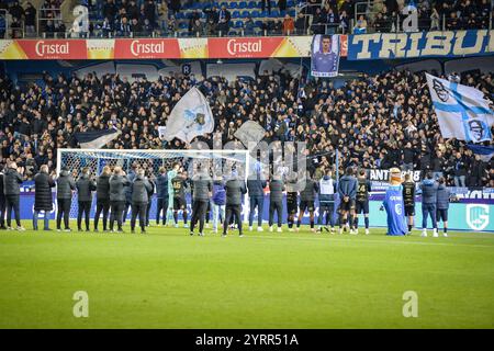 Genk, Belgien. Dezember 2024. Genks Spieler begrüßen die Öffentlichkeit nach einem Fußballspiel zwischen KRC Genk und Standard de Lüttich, Mittwoch, den 4. Dezember 2024 in Genk, im Finale des belgischen Croky Cup 1/8. BELGA FOTO JILL DELSAUX Credit: Belga News Agency/Alamy Live News Stockfoto