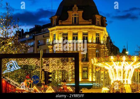 Der Niklosmaart oder St. Nikolaus Market ist ein festlicher Weihnachtsmarkt am Place de Paris in Luxemburg. Stockfoto