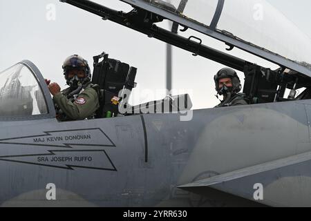 Die Brüder Major Martin 'Heklr' Clark, ein 104th Fighter Wing Pilot, und Major Eugene Clark, ein 104th Fighter Wing Munitions Offizier, nahmen am 26. November 2024 an einem Incentive-Flug auf der Barnes Air National Guard Base in Westfield, Massachusetts Teil. Der Flug, der Eugene Clarks Rücktritt markiert, umfasste auch den 104th Fighter Wing Pilot Major John 'Sonic' McDowell, der Eugene Clark flog. „Es war eine unglaubliche Ehre, mit meinem Bruder in Formation zu fliegen und fast 25 Jahre seines engagierten Dienstes zu feiern“, sagte Martin Clark. (Foto der U.S. Air National Guard von Tech. Leilani Peltz) Stockfoto