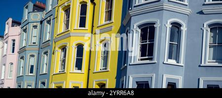 Bunte Häuserreihe an der Esplanade in Tenby Stockfoto