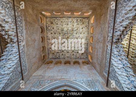 Granada, Spanien - 22. November 2022 : Muqarnas-Gewölbe des Alhambra-Palastes im Saal der Könige (Sala de los Reyes), die Decke des Justizsaals ist mit Ornamenten versehen Stockfoto