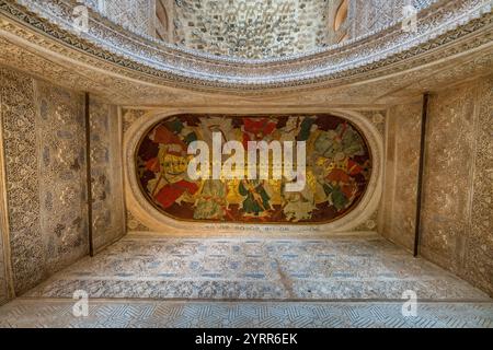 Granada, Spanien - 22. November 2022 : Alhambra Palast muqarnas Tresor in der Halle der Könige (Sala de los Reyes) Richterhalle Nasriden Figuren Decke Schmerz Stockfoto