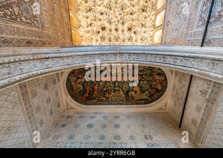 Granada, Spanien - 22. November 2022 : Alhambra Palast muqarnas Tresor in der Halle der Könige (Sala de los Reyes) Richterhalle Nasriden Figuren Decke Schmerz Stockfoto