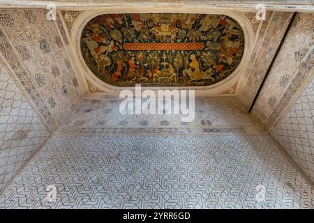 Granada, Spanien - 22. November 2022 : Alhambra Palast muqarnas Tresor in der Halle der Könige (Sala de los Reyes) Richterhalle Nasriden Figuren Decke Schmerz Stockfoto