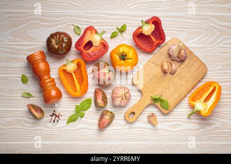 Bunte Paprika, Tomaten und Knoblauch Stockfoto