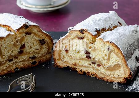 Marzipanstollen mit Mandeln, Pistazien und Sultaninen Stockfoto