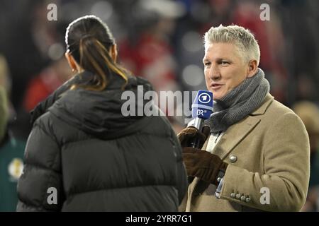ARD-Moderatorin und Reporterin Esther Sedlaczek im Interview Mikrofon, Mikrofon, Logo, mit TV-Experte Bastian Schweinsteiger, DFB Cup Achtelfinale, Stockfoto
