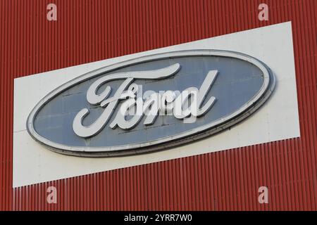 Ford Logo auf dem Ersatzteilvertriebszentrum der Ford Werke GmbH, Köln-Merkenich, Nordrhein-Westfalen, Deutschland, Europa Stockfoto