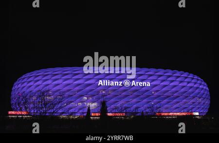 Allianz Arena leuchtet violett violett zu Ehren des Internationalen Tages der Menschen mit Behinderungen Außenaufnahme, Logo, Allianz Arena, München, Bayern Stockfoto