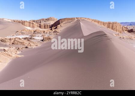 Blick auf die Duna Mayor Düne, im Valle de la Luna, San Pedro de Atacama, San Pedro de Atacama, Region de Antofagasta, Chile, Südamerika Stockfoto