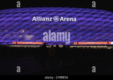 Allianz Arena leuchtet violett violett zu Ehren des Internationalen Tages der Menschen mit Behinderungen Außenaufnahme, Logo, Allianz Arena, München, Bayern Stockfoto