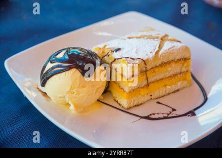 Ponche Segoviano mit Vanilleeis und Schokoladensauce Stockfoto