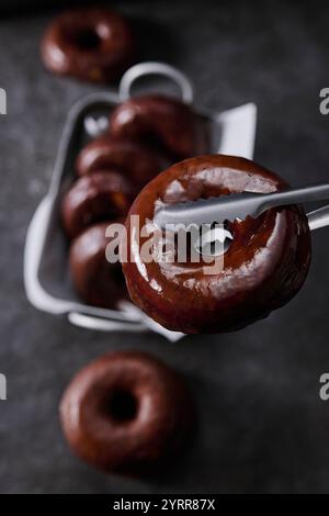 Frisch glasierte Schokoladen-Donuts Stockfoto