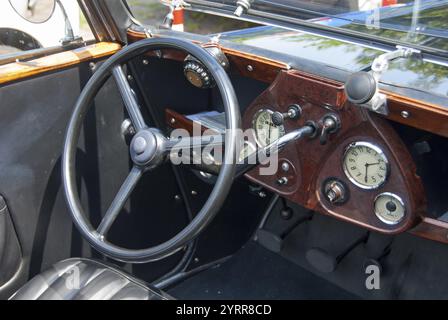 Innenansicht eines Oldtimers mit klassischem Lenkrad und hölzernem Armaturenbrett mit Instrumenten, Oldtimer, Cabriolet, Autounion, DKW Meisterkl Stockfoto