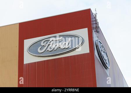 Ford Logo auf dem Ersatzteilvertriebszentrum der Ford Werke GmbH, Köln-Merkenich, Nordrhein-Westfalen, Deutschland, Europa Stockfoto