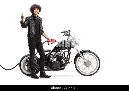 Biker füllt ein Motorrad mit Kraftstoff und Daumen nach oben auf weißem Hintergrund Stockfoto