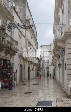 Gasse in Martina Franca bei regnerischem Wetter, Apulien, Süditalien, Italien, Europa Stockfoto