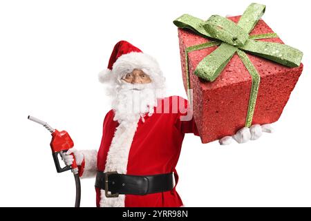 Der Weihnachtsmann hält eine Kraftstoffspritzpistole und eine Geschenkbox isoliert auf weißem Hintergrund Stockfoto