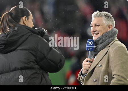 ARD-Moderatorin und Reporterin Esther Sedlaczek im Interview Mikrofon, Mikrofon, Logo, mit TV-Experte Bastian Schweinsteiger, DFB Cup Achtelfinale, Stockfoto