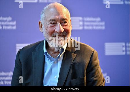 Edinburgh, Schottland, Großbritannien. August 2024. Edinburgh International Book Festival: Joseph E Stiglitz, US-amerikanischer Ökonom und Professor an der Columbia University, beim offiziellen Fotogespräch. Preisträger des Nobelpreises für Wirtschaftswissenschaften und Chefökonom der Weltbank. Quelle: Craig Brown/Alamy Live News Stockfoto