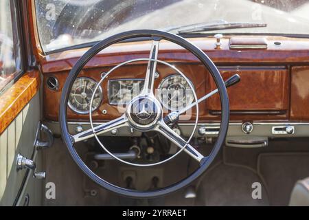 Lenkrad, Lenkradschaltung und Armaturenbrett eines Mercedes 300SL Oldtimers bei einem Oldtimer-Meeting in Bremen, Deutschland, Europa Stockfoto