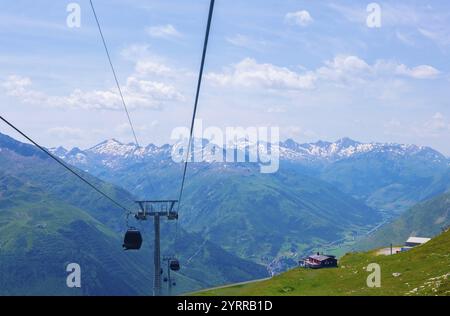 Wunderschöner Panoramablick über den Berggipfel mit Schnee von der Seilbahn an einem sonnigen Sommertag in Andermatt, URI, Schweiz. Stockfoto