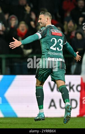 Kortrijk, Belgien. Dezember 2024. Toby Alderweireld (23) aus Antwerpen feiert, nachdem er das Achtelfinale in der Croky Cup Saison 2024–2025 zwischen KV Kortrijk und Royal Antwerp FC am 4. Dezember 2024 in Kortrijk gewonnen hat. (Foto: David Catry/Isosport) Credit: Sportpix/Alamy Live News Stockfoto