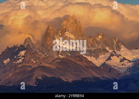 Mount Fitz Roy im Morgenlicht im Los Glaciares El Chalten Nationalpark, Santa Cruz, Argentinien, Südamerika Stockfoto