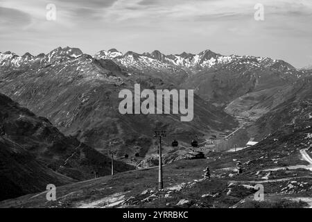 Wunderschöner Panoramablick über den Berggipfel mit Schnee von der Seilbahn an einem sonnigen Sommertag in Andermatt, URI, Schweiz. Stockfoto