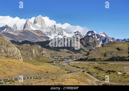 Mount Fitz Roy im Los Glaciares Nationalpark mit der Stadt El Chalten, Santa Cruz, Argentinien, Südamerika Stockfoto