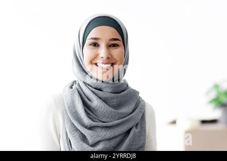 Glückliche muslimische Familie, die in ihrer neuen Wohnung Vorräte hält Stockfoto