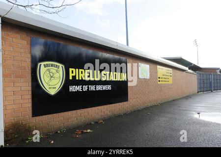 Burton Upon Trent, Großbritannien, 1. Dezember 2024. Allgemeiner Blick außerhalb des Pirelli-Stadions während des Spiels zwischen Burton Albion und Tamworth. FA Cup Zweiter Stockfoto