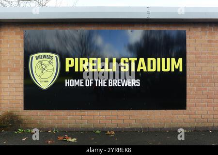 Burton Upon Trent, Großbritannien, 1. Dezember 2024. Allgemeiner Blick außerhalb des Pirelli-Stadions während des Spiels zwischen Burton Albion und Tamworth. FA Cup Zweiter Stockfoto